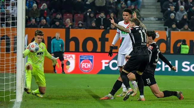 Augsburg khó cản Bayern trên sân nhà của họ