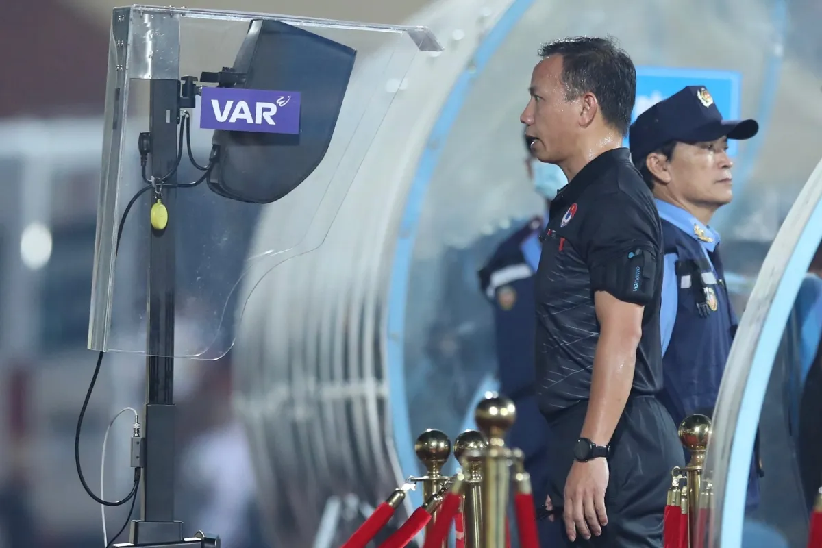 Trọng tài Nguyễn Trung Kiên check VAR Nam Định vs Bình Định 22/10 Trong tai Nguyen Trung Kien check VAR Nam dinh vs Binh dinh 22/10